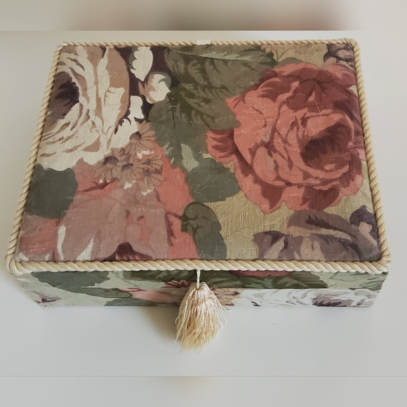 Vintage Fabric Craft Sawing Box - Picture 3 of 8